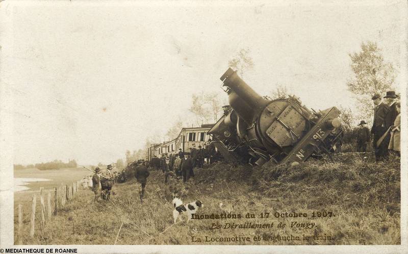 Inondations du 17 octobre 1907 - Le déraillement de Vougy - La locomotive et à gauche le train