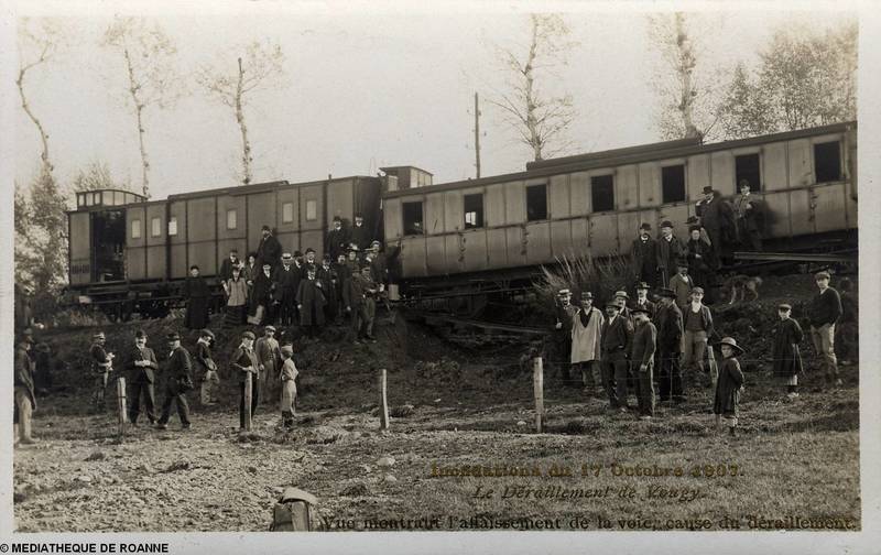 Inondations du 17 octobre 1907 - Le déraillement de Vougy - Vue montrant l'affaissement de la voie, cause du déraillement