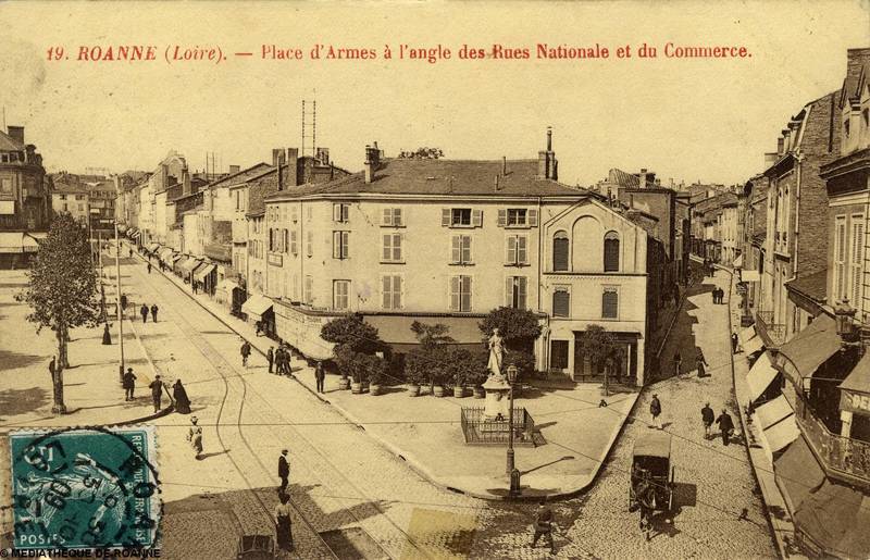 ROANNE (Loire) - Place d'Armes à l'angle des Rues Nationale et du Commerce