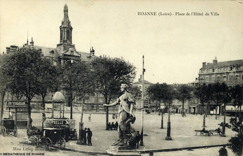 ROANNE (Loire) - Place de l'Hôtel de Ville