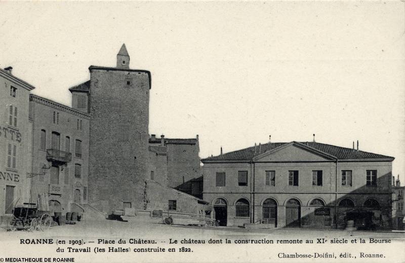 Roanne (en 1903) - Place du Château - Le château dont la construction remonte au XIe siècle et la Bourse du Travail (les Halles) construite en 1822