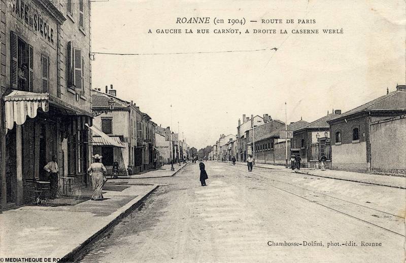 ROANNE (en 1904) - Route de Paris - A gauche la rue Carnot, à droite la Caserne Werlé