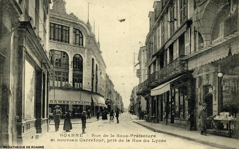 ROANNE - Rue de la Sous-Préfecture et nouveau carrefour, pris de la rue du Lycée