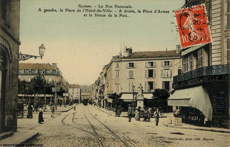 Roanne - La rue Nationale - A gauche, la Place de l'Hôtel-de-Ville - A droite, la Place d'Armes et la Statue de la Paix