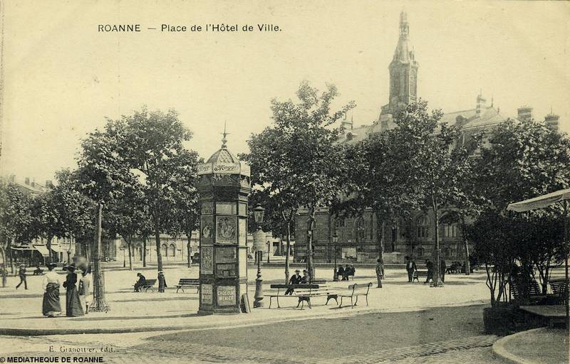 ROANNE - Place de l'Hôtel de Ville