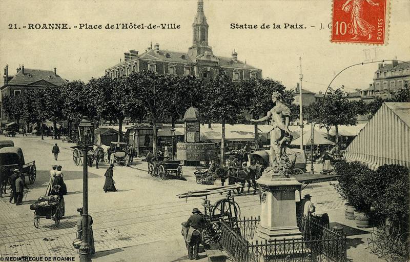 ROANNE - Place de l'Hôtel de Ville - Statue de la Paix