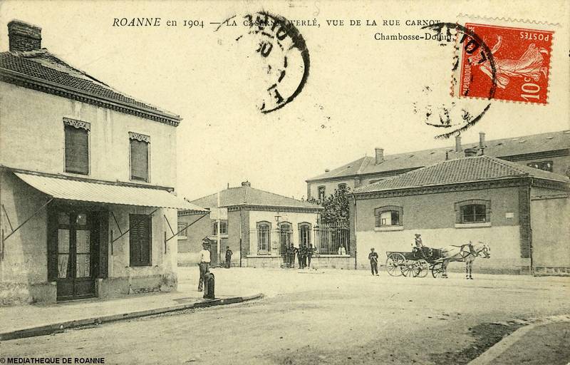 ROANNE en 1904 - La Caserne Werlé, vue de la rue Carnot