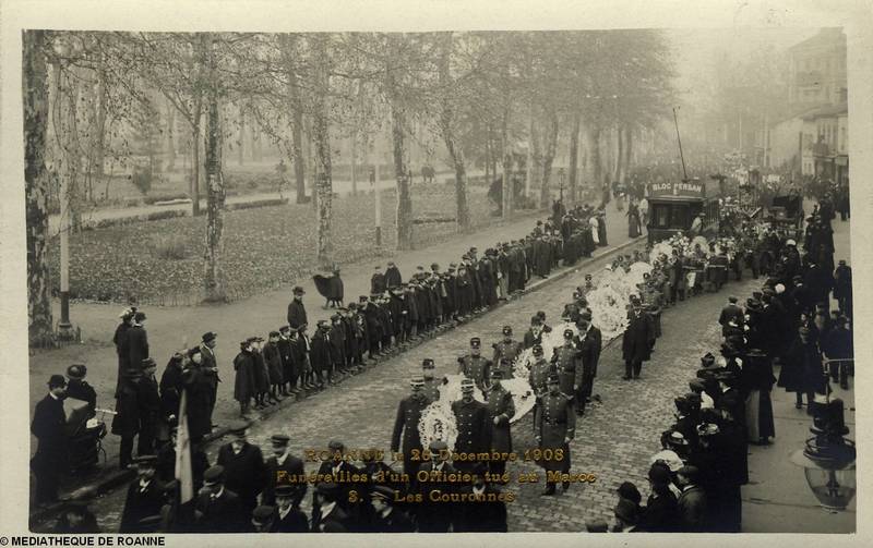 ROANNE le 26 décembre 1908 - Funérailles d'un officier tué au Maroc - Les Couronnes