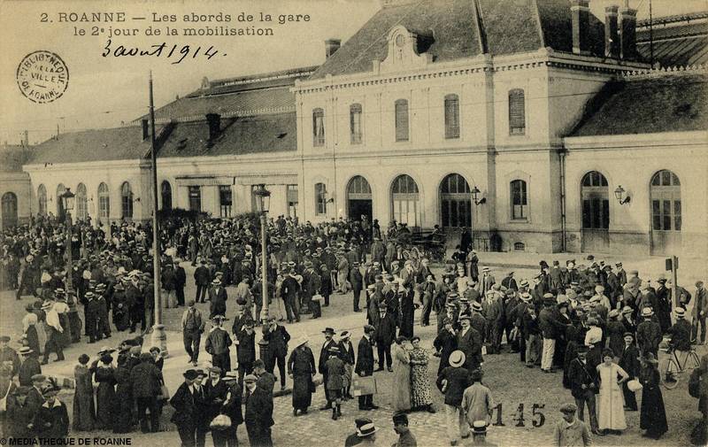 ROANNE - Les abords de la gare le 2e jour de la mobilisation - 3 août 1914