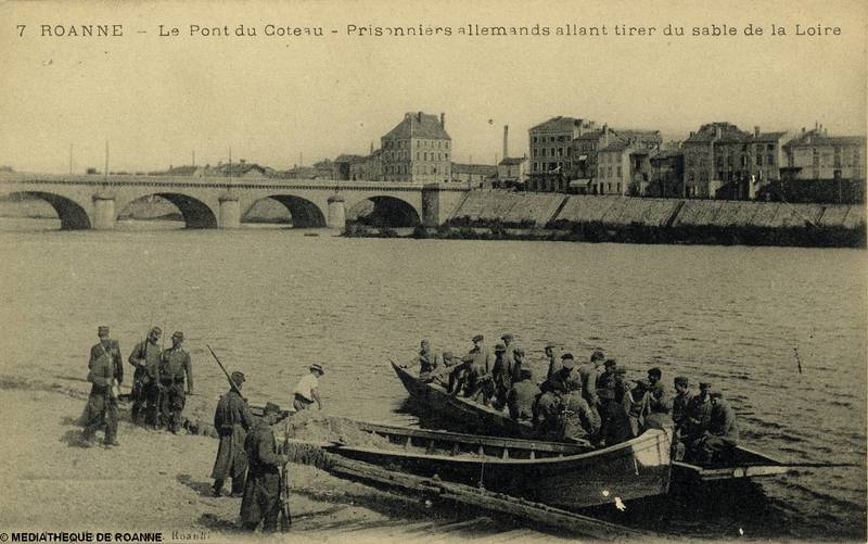 ROANNE - Le pont du Coteau - Prisonniers allemands allant tirer du sable de la Loire