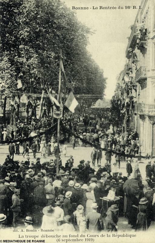 Roanne - La rentrée du 98e R. I. - La troupe débouche au fond du Cours de la République (6 septembre 1919)