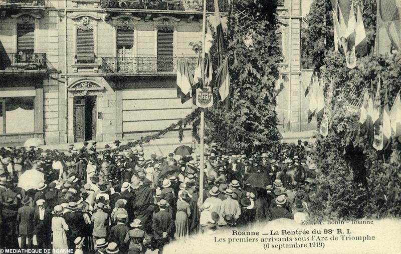 Roanne - La rentrée du 98e R. I. - Les premiers arrivants sous l'Arc de Triomphe (6 septembre 1919)