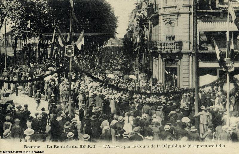 Roanne - La rentrée du 98e R. I. - L'arrivée par le Cours de la République (6 septembre 1919)