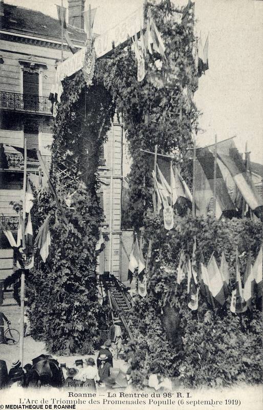 Roanne - La rentrée du 98e R. I.- L'Arc de Triomphe des Promenades Populle (6 septembre 1919)