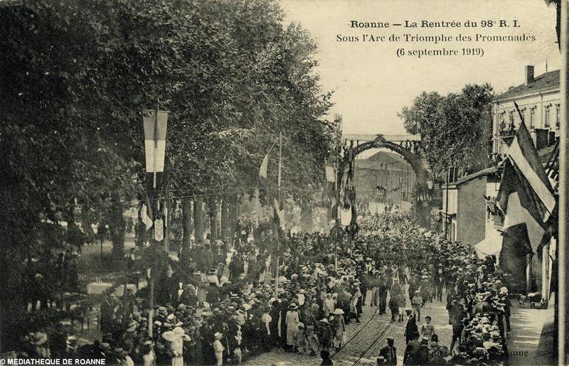 Roanne - La rentrée du 98e R. I. - Sous l'Arc de Triomphe des Promenades (6 septembre 1919)