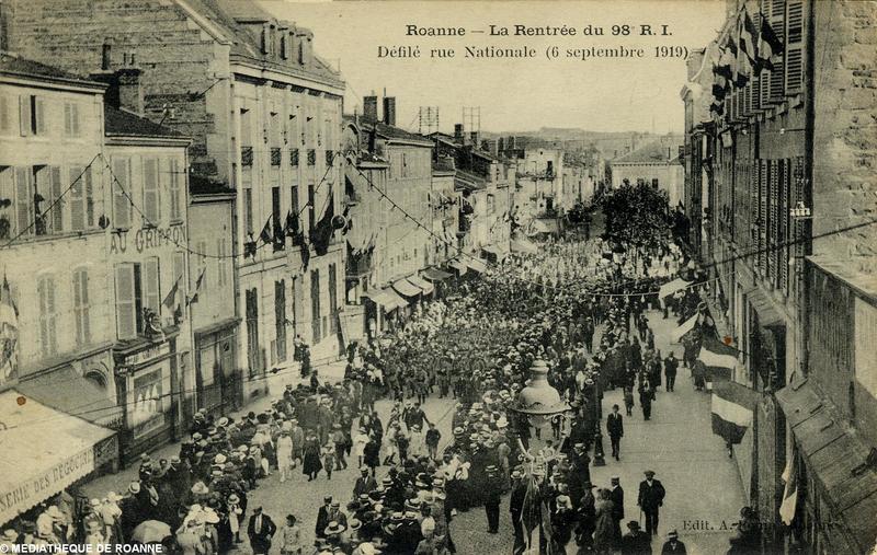 Roanne - La rentrée du 98e R. I. - Défilé rue Nationale (6 septembre 1919)