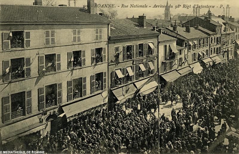 ROANNE - Rue Nationale - Arrivée du 98e Régt d'Infanterie