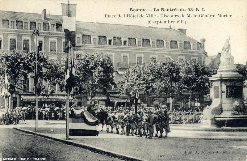 Roanne - La rentrée du 98e R. I. - Place de l'Hôtel de Ville - Discours de M. le Général Morier (6 septembre 1919)