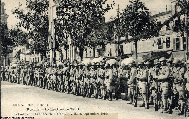 Roanne - La rentrée du 98e R. I. - Les Poilus sur la place de l'Hôtel de Ville (6 septembre 1919)