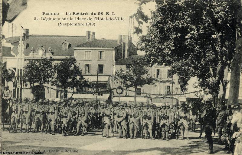 Roanne - La rentrée du 98e R. I. - Le régiment sur la Place de l'Hôtel de ville (6 septembre 1919)