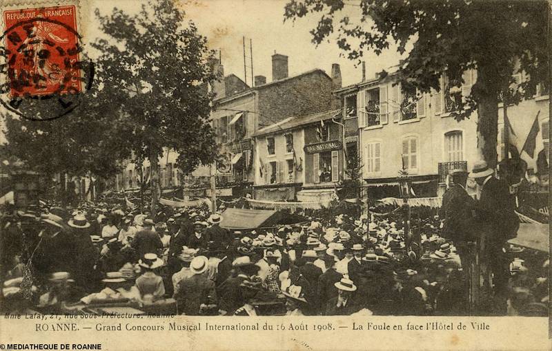 ROANNE - Grand concours musical international du 16 août 1908 - La foule en face l'Hôtel de Ville