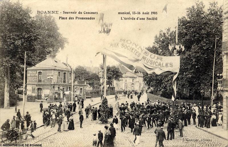 ROANNE - Souvenir du concours musical, 15-16 août 1908 - Place des Promenades - L'arrivée d'une société