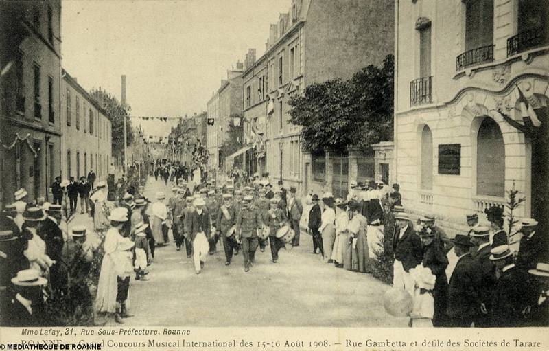 ROANNE - Grand concours musical international des 15-16 août 1908 - Rue Gambetta et défilé des sociétés de Tarare