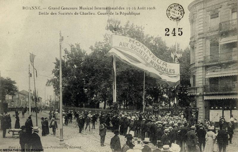 ROANNE - Grand concours musical international des 15-16 août 1908 - Défilé des sociétés de Charlieu - Cours de la République