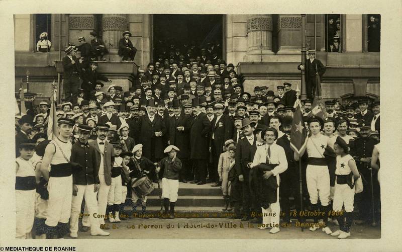 2eme congrès des oeuvres post-scolaires de la Loire - Roanne le 18 octobre 1908 - N° 8 - Le perron de l'Hôtel-de-Ville à la sortie du banquet