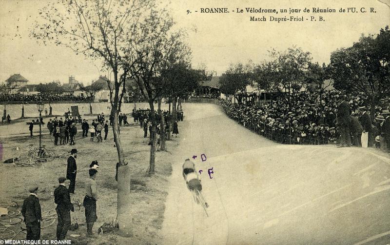 Roanne - Le vélodrome, un jour de réunion de l'U.C.R. - Match Dupré-Friol - P. B.