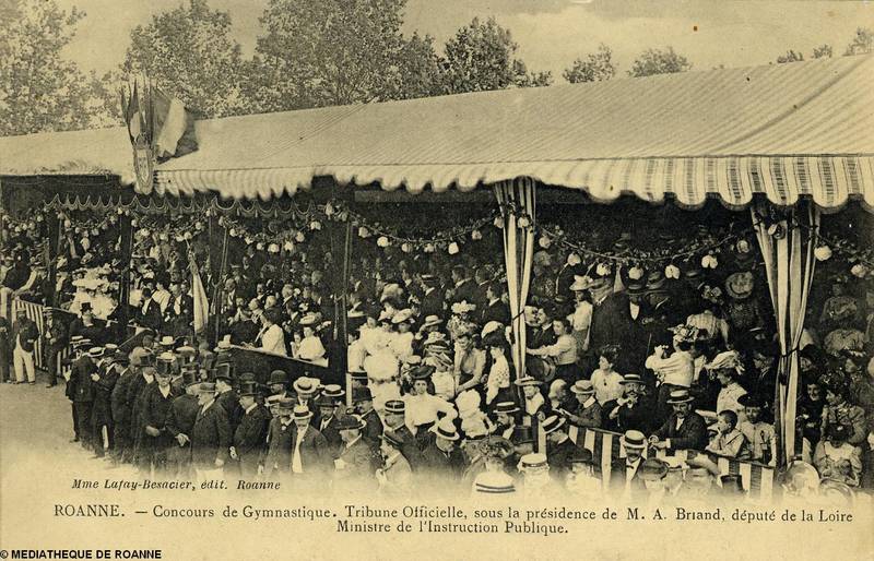 Roanne - Concours de gymnastique. Tribune officielle, sous la présidence de M. A. Briand, député de la Loire, ministre de l'instruction publique