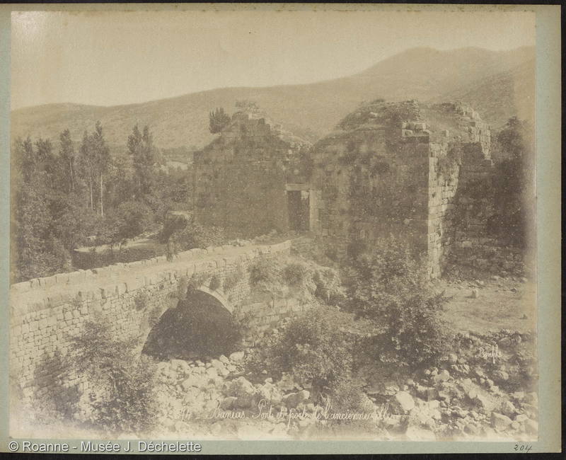 Banias. Pont et porte de l'ancienne ville