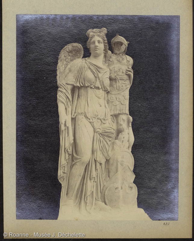 Sans titre (Statue de femme et armement militaire - Musée de Carthage Tunisie)