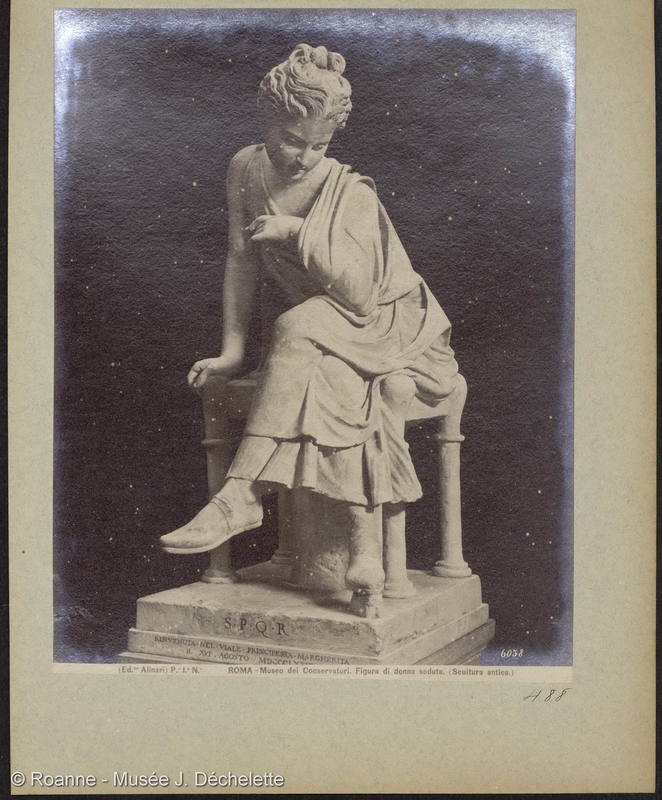 ROMA - Museo Nuovo nel Palazzo dei Conservatori. Figura di donna seduta.(Scultura antica.)