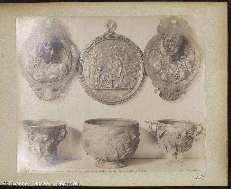 NAPOLI - Museo Nazionale - Bassorilievi, coppe ed un mortaio, in argento. (Ercolano e Pompei) (Bas-reliefs, coupes et un mortier, en argent (Herculanum et Pompei))