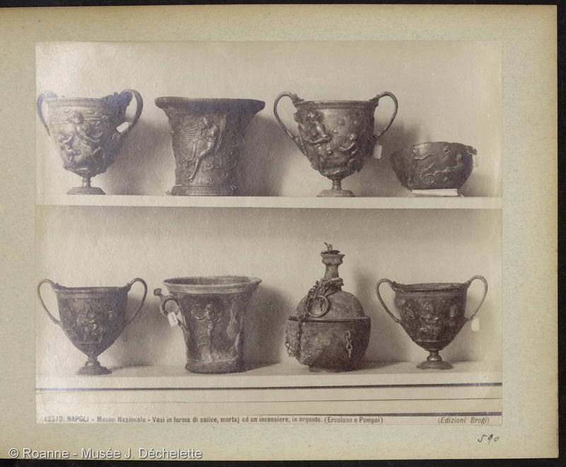 NAPOLI - Museo Nazionale - Vasi in forma di calice, mortaj ed un incensiere, in argento (Ercolano e Pompei) (Vases en forme de calice, mortier et un encensoir, en argent (Herculanum et Pompei)