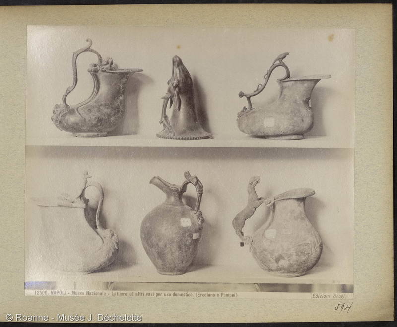 NAPOLI - Museo Nazionale - Lattiere ed altri vasi per uso domestico. (Ercolano e Pompei) (Pichets et autres vases pour usage domestique (Herculanum et Pompei))
