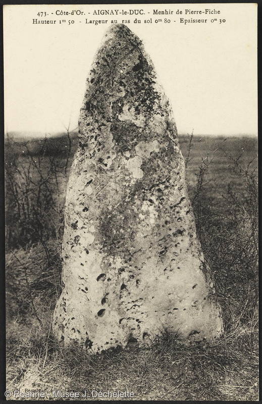 Côte-d'Or - Aignay-le-Duc - Menhir de Pierre-Fiche Hauteur 1m50 -Largeur au ras du sol 0m80 - Epaisseur 0m30