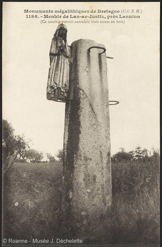 Menhir de Lan-ar-Justiz, près Lannion (Ce menhir portait autrefois trois saints en bois)