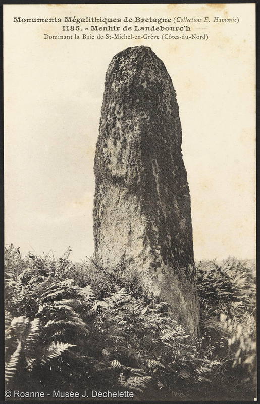 Menhir de Landebourc'h dominant la Baie de St-Michel-en-Grève (Côtes-du-Nord)
