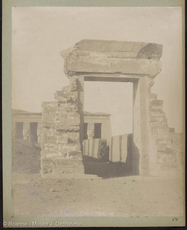 Pylon du temple d'Athor à Denderah