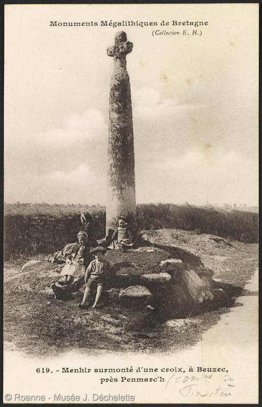 Menhir surmonté d'une croix, à Beuzec, près Penmarc'h
