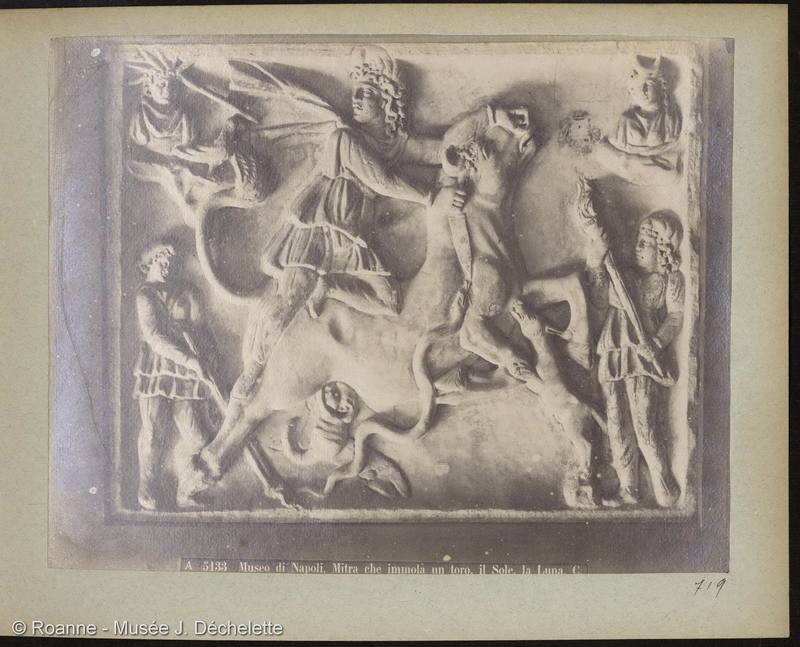 Museo di Napoli. Mitra che immola un toro, il Sole, la Luna. C (Mithra immolant un taureau, le Soleil et la Lune)