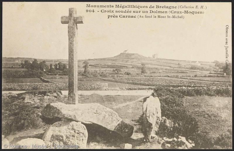 Croix soudée sur un Dolmen (Cruz-Moquen) près Carnac (Au fond le Mont St-Michel)