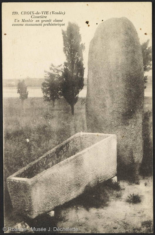 Croix-de-Vie (Vendée) Cimetière - Un Menhir en granit classé comme monument historique