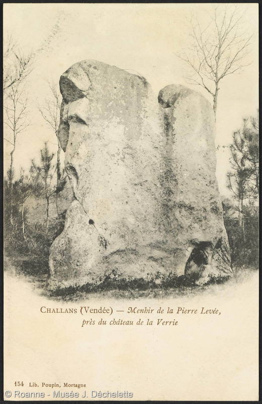 Challans (Vendée) - Menhir de la Pierre Levée, près du château de la Verrie