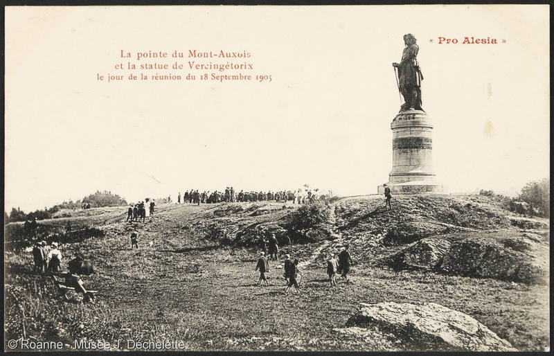 Pro Alesia - La pointe du Mont-Auxois et la statue de Vercingétorix le jour de la réunion du 18 septembre 1905