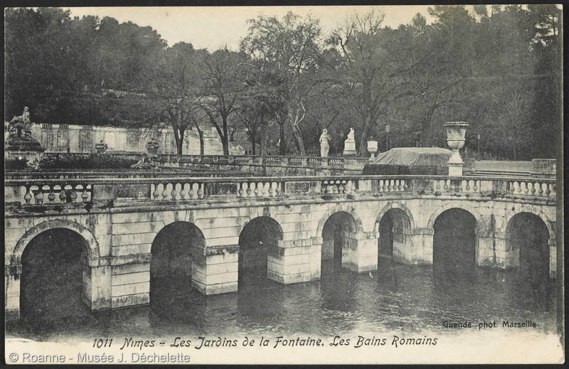 Nîmes - Les Jardins de la Fontaine. Les bains Romains