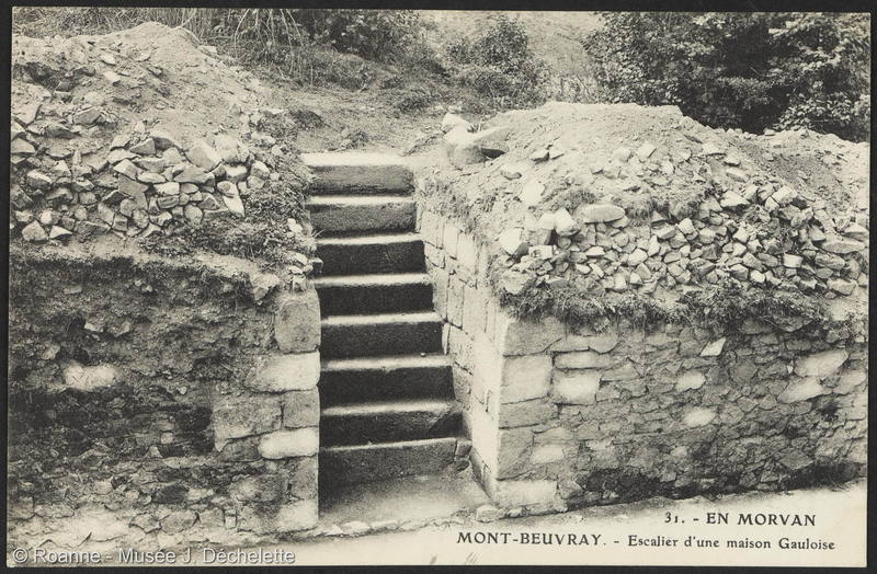 En Morvan Mont-Beuvray - Escalier d'une maison Gauloise