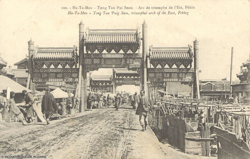 Ha-Ta-MEN - Tong Tan Pai Seou,   Arc de triomphe de l'Est, Pekin.   Ha-Ta-Men - Tong Tan Paig Seou, triumphal arch of the East, Peking.